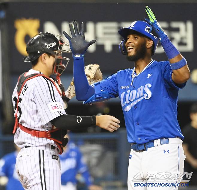 17일 잠실야구장에서 열린 LG와 삼성의 경기, 4회초 1사 1루 삼성 디아즈가 역전 2점홈런을 치고 기쁨을 나누고 있다. 잠실=허상욱 기자wook@sportschosun.com/2025.04.17/