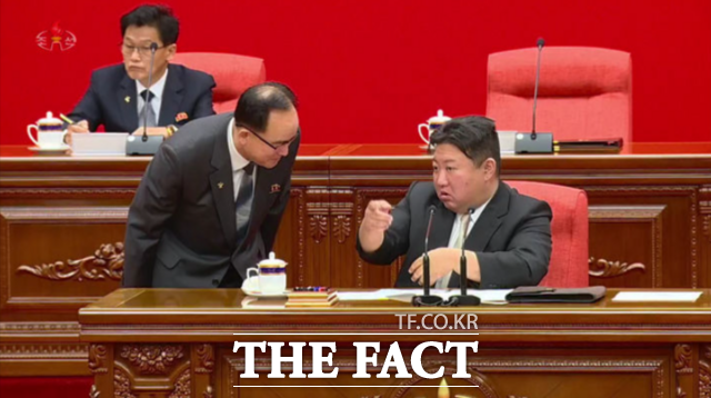 국가정보원이 22일 김정은 북한 국무위원장의 핵심 측근으로 알려진 조용원 노동당 조직비서와 리일환 선전비서가 장기간 공개활동을 하지 않는 데 대해 "신상 변동 가능성을 염두에 두고 관련 동향을 주시 중"이라고 밝혔다. 사진은 조용원(왼쪽)과 김 위원장의 모습. /조선중앙TV 캡쳐.뉴시스