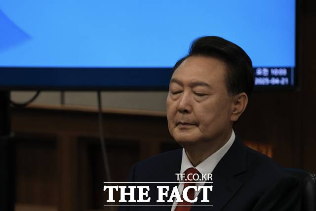 윤석열 전 대통령이 21일 서초동 서울중앙지법에서 열린 내란 우두머리 혐의에 대한 두 번째 정식 재판에 출석하고 있다. /사진공동취재단