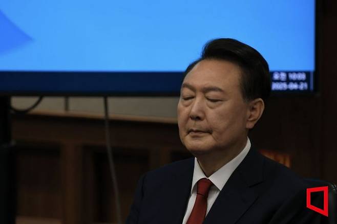 윤석열 전 대통령이 21일 서초동 서울중앙지법에서 열린 내란 우두머리 혐의에 대한 두 번째 정식 재판에 출석하고 있다. 2025.4.21 사진공동취재단