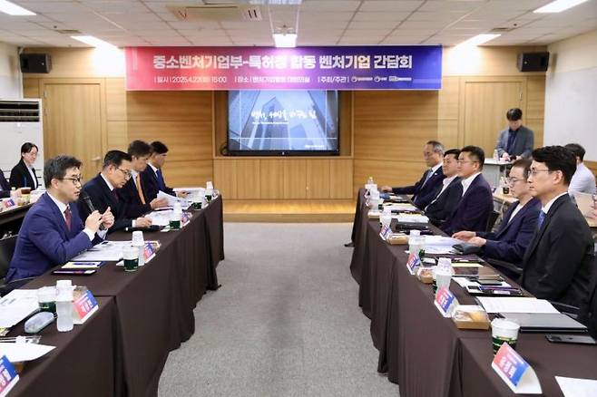 김성섭 중소벤처기업부 차관이 22일 서울 구로구 벤처기업협회에서 열린 '중소벤처기업부-특허청 합동 벤처기업 간담회'에서 인사말을 하고 있다. 중소벤처기업부