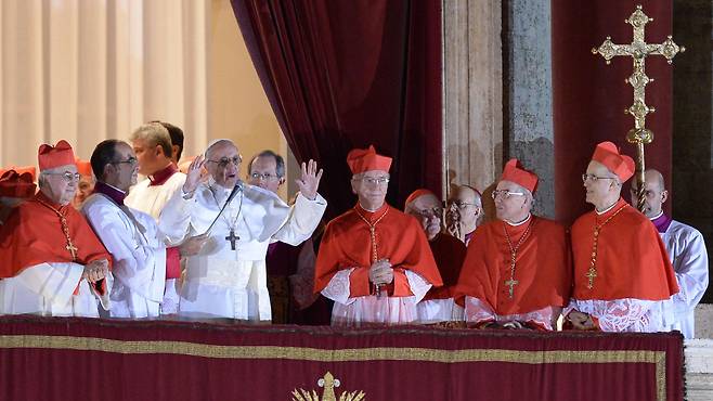 선출 이후 새 교황은 전통적으로 성 베드로 광장에서 군중에게 연설한다