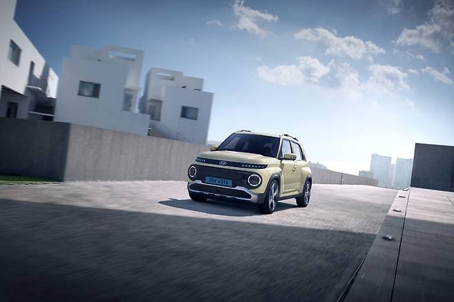 올 1분기 국내 전기차 판매량 순위에서 나란히 1, 2위를 차지한 소형 전기 SUV(스포츠유틸리티차) 기아 EV3(위 사진)와 현대차 캐스퍼 일렉트릭. EV3는 5065대, 캐스퍼 일렉트릭은 2724대를 판매했다. 가성비와 디자인, 성능까지 두루 갖춘 소형 전기차들이 전기차 시장에 활력을 불어넣고 있다. /현대차·기아