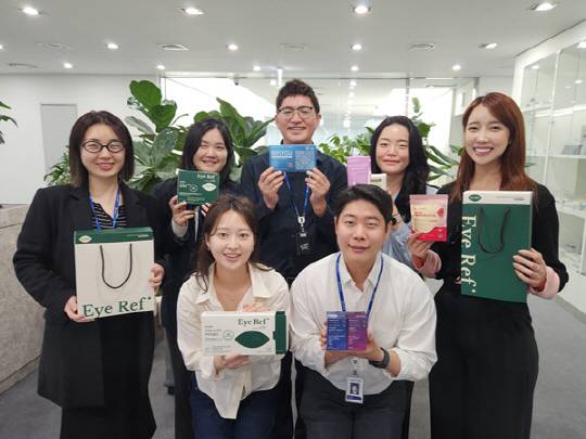 앞줄 왼쪽부터)강지현 세일즈커머스 과장, 김기범 브랜드전략 파트장 / 뒷줄 왼쪽부터)나혜림 디지털마케팅 과장, 이예지 세일즈커머스 파트장, 김연재 경영총괄 대표, 김세림 브랜드 전략 과장, 협력 파트너 김현진 바바포레스트 대표(애즈유 제공)