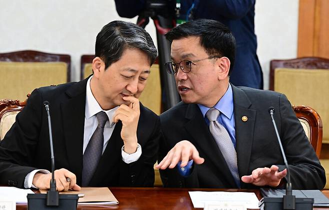 안덕근 산업통상자원부 장관(왼쪽)과 최상목 경제부총리가 21일 서울 종로구 정부서울청사에서 열린 경제안보전략티에프 회의에서 이야기를 나누고 있다. 대통령실사진기자단