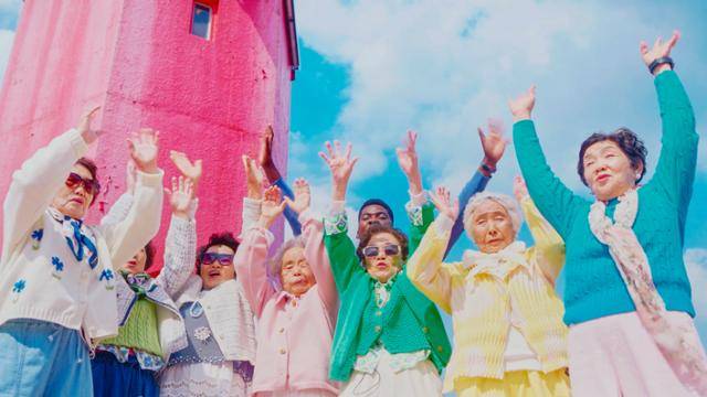 국내 최고령 래퍼 그룹 수니와 칠공주가 경남 통영시를 찾아 해양관광 캠페인 홍보 영상에 출연하고 있다. 경북 칠곡군 제공