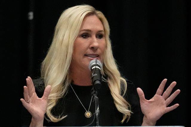 마저리 테일러 그린 미국 공화당 하원의원이 15일 조지아주 애크워스에서 열린 타운홀 미팅에 참석해 발언하고 있다. 애크워스=AP 연합뉴스