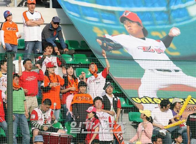 4월 29일 무등구장서 열린 한화-KIA전.한화 원정팬들이 류현진의 대형 걸개 그림을 걸어놓고 응원을 펼치고 있다. IS 포토
