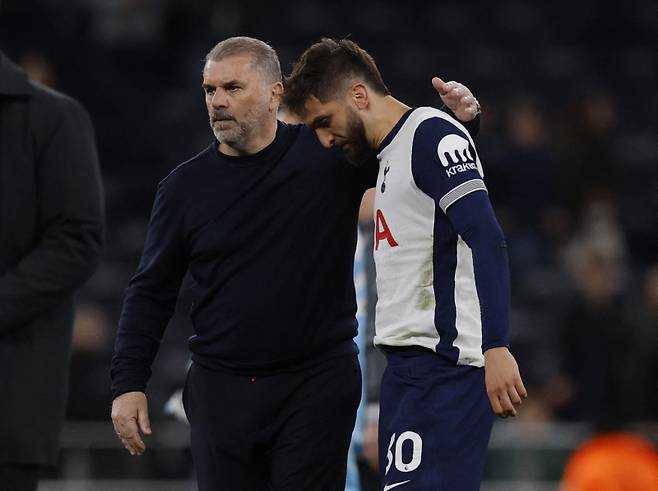 <yonhap photo-1458=""> Soccer Football - Premier League - Tottenham Hotspur v Nottingham Forest - Tottenham Hotspur Stadium, London, Britain - April 21, 2025 Tottenham Hotspur manager Ange Postecoglou and Rodrigo Bentancur look dejected after the match Action Images via Reuters/Andrew Couldridge EDITORIAL USE ONLY. NO USE WITH UNAUTHORIZED AUDIO, VIDEO, DATA, FIXTURE LISTS, CLUB/LEAGUE LOGOS OR 'LIVE' SERVICES. ONLINE IN-MATCH USE LIMITED TO 120 IMAGES, NO VIDEO EMULATION. NO USE IN BETTING, GAMES OR SINGLE CLUB/LEAGUE/PLAYER PUBLICATIONS. PLEASE CONTACT YOUR ACCOUNT REPRESENTATIVE FOR FURTHER DETAILShttps://isplus.com/2025-04-22 06:39:06/ <저작권자 ⓒ 1980-2025 ㈜연합뉴스. 무단 전재 재배포 금지, AI 학습 및 활용 금지></yonhap>