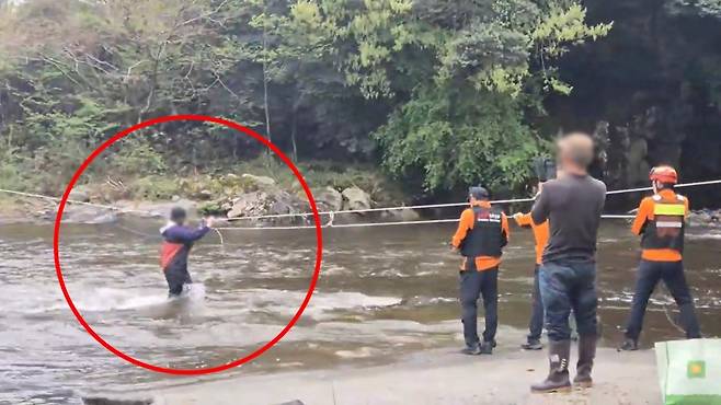 오늘(22일) 낮 12시 51분쯤 제주시 해안동 광령천 인근에 고사리를 꺾으러 갔다가 불어난 물에 고립된 4명이 구조되는 모습 (사진, 제주소방안전본부)