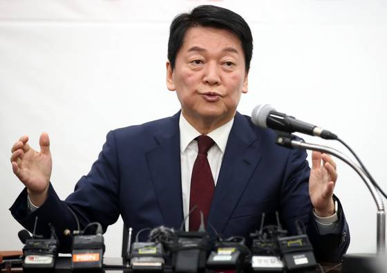 안철수 국민의힘 대선 경선 후보가 21일 오전 대구시당에서 열린 현안 관련 긴급 기자회견에서 발언하고 있다. 뉴스1