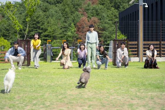 강아지들은 기대감에 가득찬 모습을 하고, 천국에서 주인을 기다려왔다. 주인이 따로 없는 유기견들도 사람의 모습으로 나와 자신의 심경을 이야기해준다. 사진 SLL