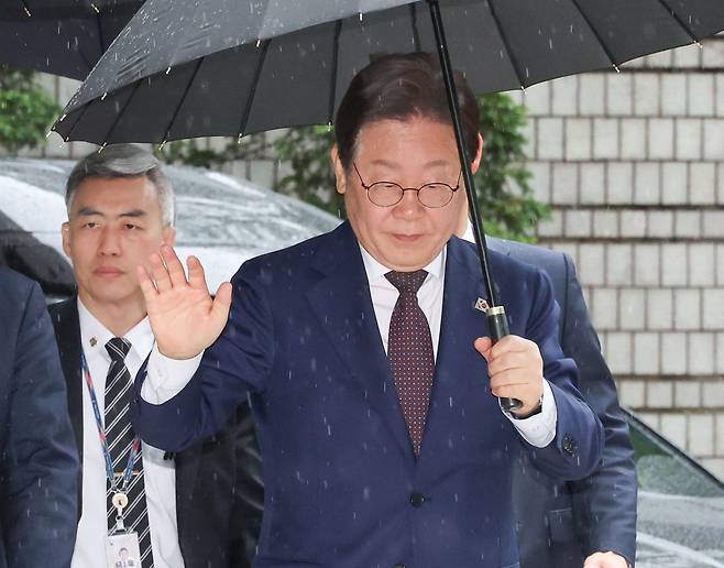 이재명 더불어민주당 대선 경선 후보가 22일 서울 서초구 서울중앙지법에서 열린 ‘대장동 배임·성남FC 뇌물’ 1심 속행 공판에 출석하고 있다. 연합뉴스
