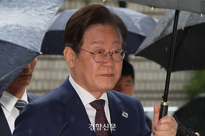 이재명 더불어민주당 대선 경선 후보가 22일 서울 서초구 서울중앙지법에서 열린 ‘대장동 배임·성남FC 뇌물 혐의’ 공판에 출석하고 있다. 정효진 기자