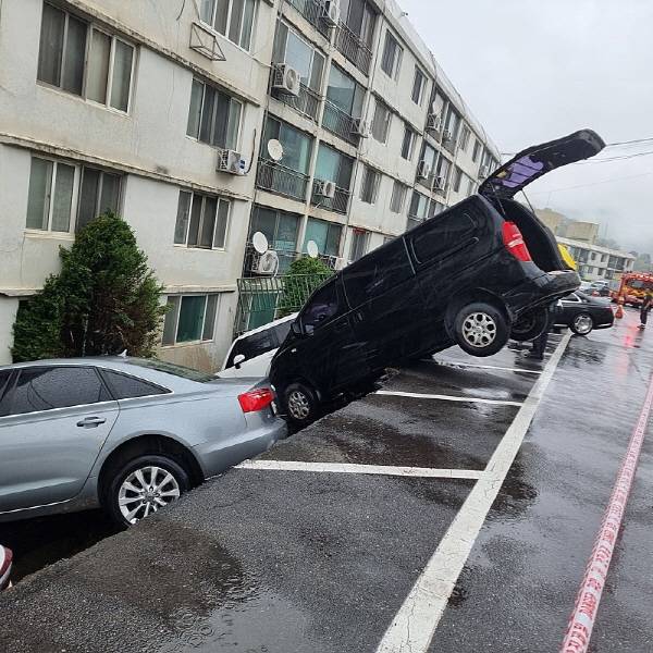 22일 오후 1시10분께 경기 남양주시 화도읍의 한 아파트 지상 주차장의 옹벽이 무너져 내렸다. 이 사고로 주차된 차량 6대가 옹벽과 함께 아래로 빠져 파손됐다. 연합뉴스