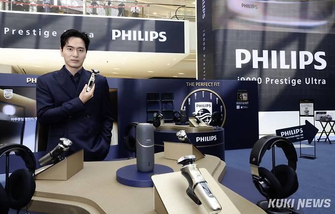 필립스가 4월 21일 i9000 시리즈 신제품 출시를 기념해 스타필드 고양에서 팝업스토어 오픈 행사를 가졌다. 이날 현장을 방문한 필립스 전기면도기 광고 모델 배우 이진욱이 ‘i9000 프레스티지 울트라’를 선보이고 있다.
