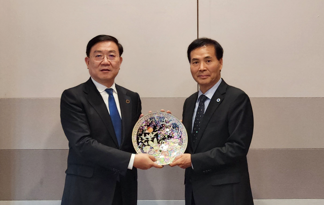 (오른쪽)황효진 인천시 글로벌도시정무부시장이 (왼쪽)왕 펑 차오 청두시장을 만나 청두시와의 실질적인 교류 방안에 대해 논의하고 기념촬영을 하고 있다. 인천시 제공