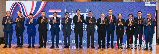 한국과 태국이 수교 67주년을 맞아 경제협력 방안을 모색하는 ‘IGNITE 태국-한국 비즈니스 포럼’이 열린 22일 오후 서울 롯데호텔에서 타니 쌩랏 주한태국대사, 수차트 촘클린 상무부 장관보, 줄라푼 아모른비밧 재무부 장관보, 석싯 스리콤관 총리실 부사무총장, 유타삭 수파선 공업단지공사 회장 등 태국 정계 인사 및 내빈들이 기념촬영을 하고 있다. 주한태국대사관 주최로 오는 23일까지 열리는 이번 포럼은 태국의 산업 생태계와 한국 기업들과의 실질적 파트너십 확대를 목표로 한다. 윤원규기자