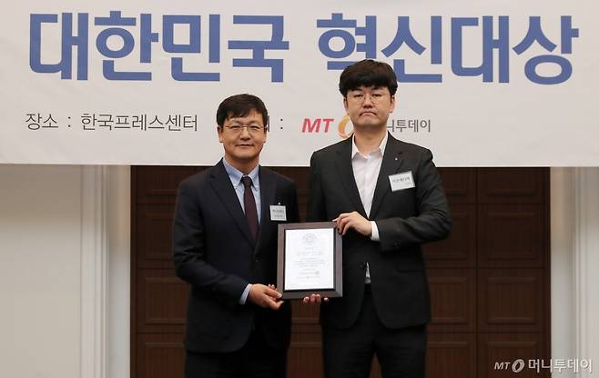 지온메디텍 관계자(오른쪽)가 '2025 대한민국 혁신대상' 수상 후 머니투데이 송기용 전무(왼쪽)와 기념 촬영을 하고 있다./사진=김창현 기자