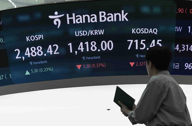 사진은 21일 서울 중구 하나은행 딜링룸. /사진=뉴시스