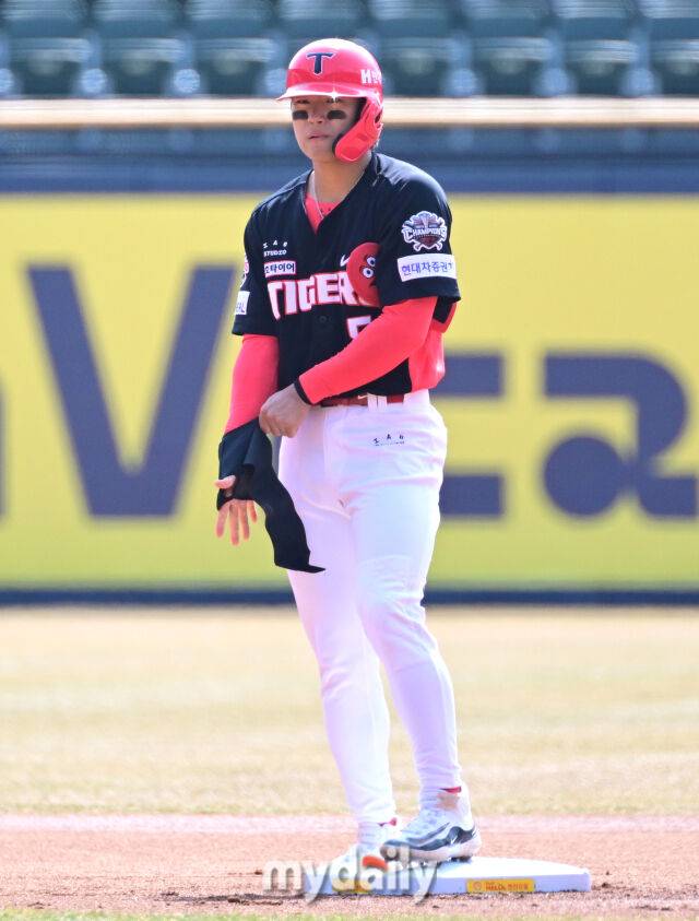 2025년 3월 14일 오후 서울 잠실야구장에서 2025 신한 SOL뱅크 KBO 리그 시범경기 KIA 타이거즈와 두산 베어스의 경기가 열렸다. KIA 김도영이 1회초 무사 1루서 1타점 2루타를 친 뒤 기뻐하고 있다./마이데일리