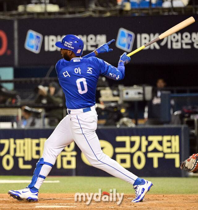 2025년 3월 29일 오후 서울 잠실구장에서 진행된 '2025 신한 SOL뱅크 KBO 리그' 삼성 라이온즈와 두산 베어스의 경기. 삼성 디아즈가 7회초 2사 1.2루서 1타점 적시타를 치고 있다./마이데일리