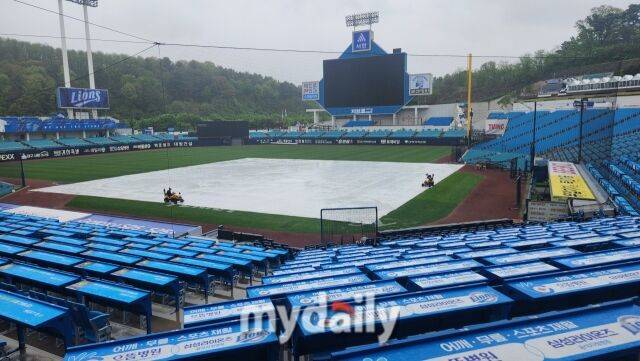 비 내리는 대구 삼성 라이온즈파크./대구=김경현 기자