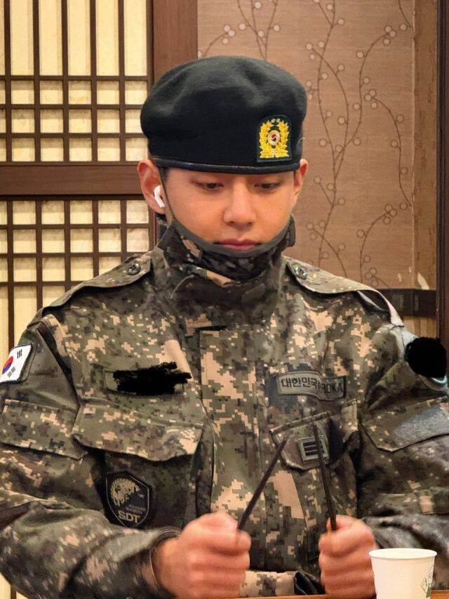 BTS 뷔가 복무 중 단골 중국집을 방문했다./소셜 네트워크 서비스 X(구 트위터), @EH_1230**