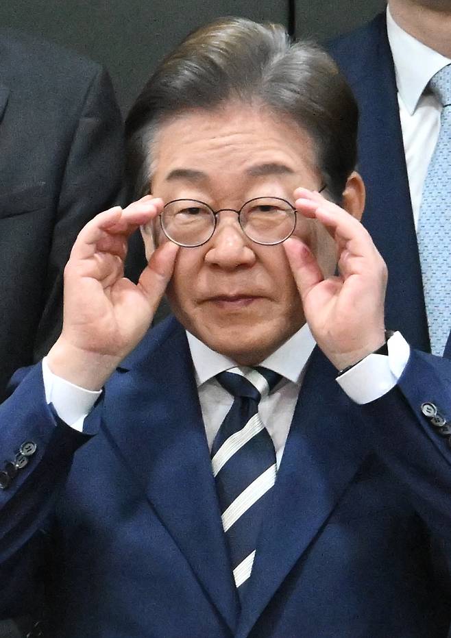 이재명 더불어민주당 대선 경선후보가 21일 오전 서울 여의도 금융투자협회에서 열린 자본시장 활성화를 위한 정책간담회에서 안경을 고쳐쓰고 있다. 임세준 기자