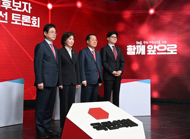 ▲20일 서울 강서구 ASSA아트홀에서 열린 국민의힘 제21대 대통령 후보자 1차 경선 조별 토론회에서 B조 후보들이 시작 전 기념 촬영을 하고 있다. 왼쪽부터 이철우·나경원·홍준표·한동훈 후보. ⓒ연합뉴스