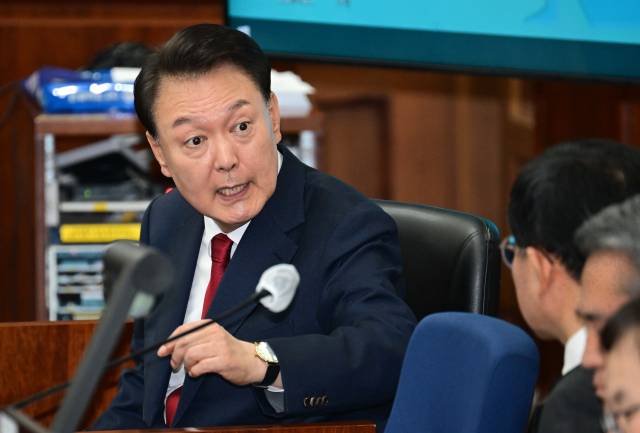 ▲윤석열 전 대통령이 21일 서울 서초구 서울중앙지법에서 열린 내란 우두머리 혐의 형사재판 2차 공판에서 변호인단과 대화하고 있다. ⓒ연합뉴스