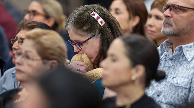 21일(현지 시간) 총격범 패트릭 크루시어스 재판에서 침통한 표정의 방청객