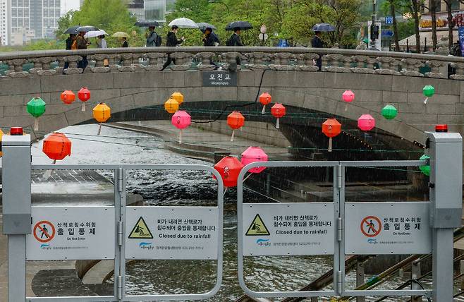 서울, 인천, 경기 등에 10~50㎜의 많은 비가 예보된 22일 서울 중구 청계천이 출입 통제되고 있다.