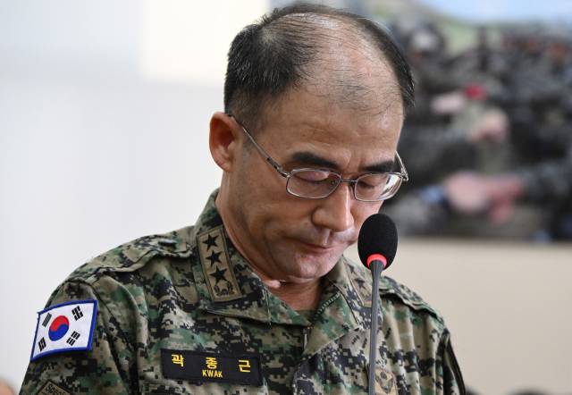 <고백.> 곽종근 특전사령관이 국회에서 열린 국방위원회 전체회의에 출석해 박범계 더불어민주당 의원의 윤석열 대통령과 두 차례 통화 여부에 관한 질의에 답변을 망설이고 있다. 이날 곽사령관은 두 차례 통화 사실은 인정했으나, 통화내용에 대한 질의에는 "제한된다"며 답변을 거부했다. 오승현 기자 2024.12.10