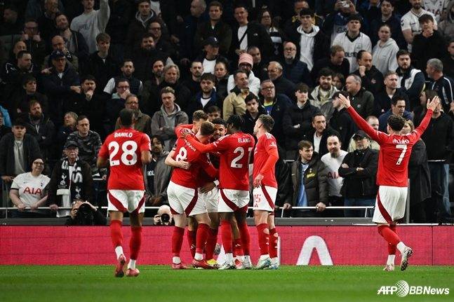 노팅엄 포레스트 선수들이 토트넘 홋스퍼에 연속 득점을 기록하고 기뻐하고 있다. /AFPBBNews=뉴스1