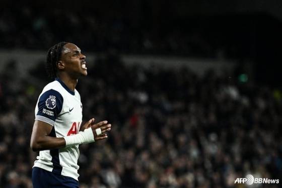 토트넘 홋스퍼 공격수 마티스 텔이 22일 오전 4시(한국시간) 영국 런던의 토트넘 홋스퍼 스타디움에서 열린 2024~2025시즌 잉글랜드 프리미어리그(EPL) 33라운드에서 골 기회를 놓치고 아쉬워하고 있다. /AFPBBNews=뉴스1