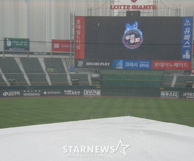 많은 비가 내리는 사직야구장. /사진=김동윤 기자