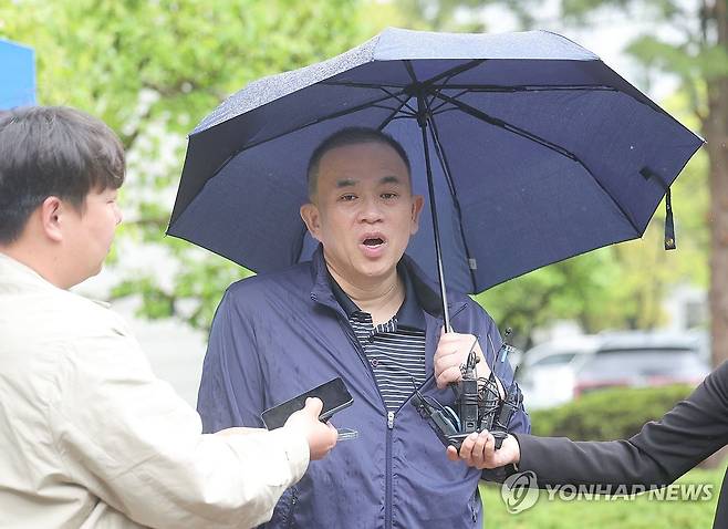 법원 앞에서 인터뷰하는 명태균 (창원=연합뉴스) 정종호 기자 = 지난해 정치자금법 위반 혐의로 구속됐다가 최근 보석으로 풀려난 '정치 브로커' 명태균 씨가 22일 경남 창원시 창원지방법원에서 열린 공판에 출석하면서 취재진과 인터뷰하고 있다. 2025.4.22 jjh23@yna.co.kr