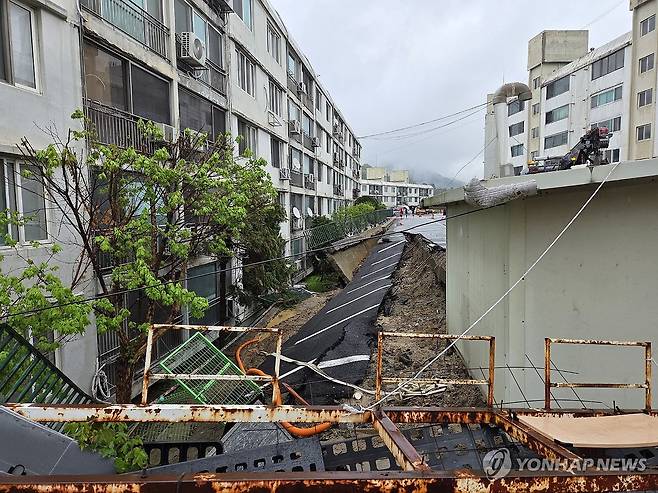 남양주 아파트 옹벽 붕괴 (남양주=연합뉴스) 최재훈 기자 = 22일 오후 아파트 주차장 옹벽 붕괴 사고가 발생한 경기 남양주시 화도읍의 한 아파트 단지 주차장 모습. 2025.4.22 jhch793@yna.co.kr