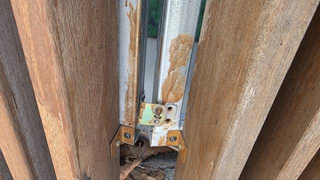 펜스 진입로 모습. 잠금장치가 나사로 돼 있어 청소를 하려해도 진입이 어려운 실정이다. 김현우 기자