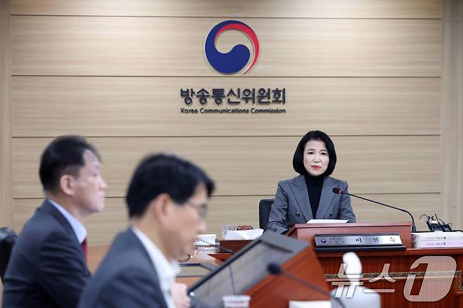 이진숙 방송통신위원장이 28일 오전 경기 과천시 정부과천청사 방송통신위원회에서 열린 제4차 위원회 회의에서 모두발언을 하고 있다. 2025.2.28/뉴스1 ⓒ News1 황기선 기자