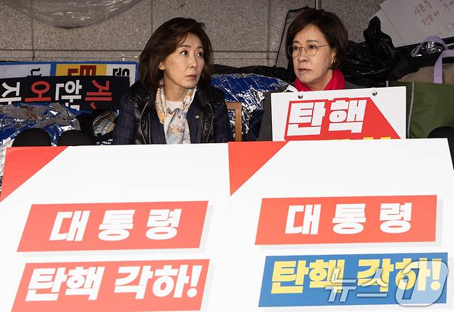 국민의힘 나경원(왼쪽), 이인선 의원이 24일 오전 서울 종로구 헌법재판소 앞에서 윤석열 대통령 탄핵 각하 촉구 릴레이 시위를 하고 있다. (사진은 기사 내용과 무관함) 2025.3.24/뉴스1 ⓒ News1 이재명 기자
