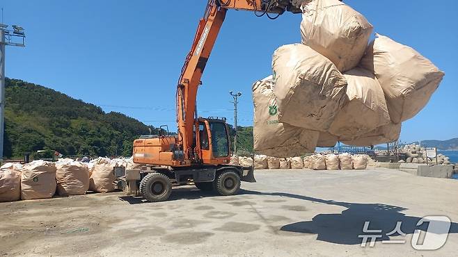 쓰레기 수거(인천 옹진군 제공.재판매 및 DB금지)