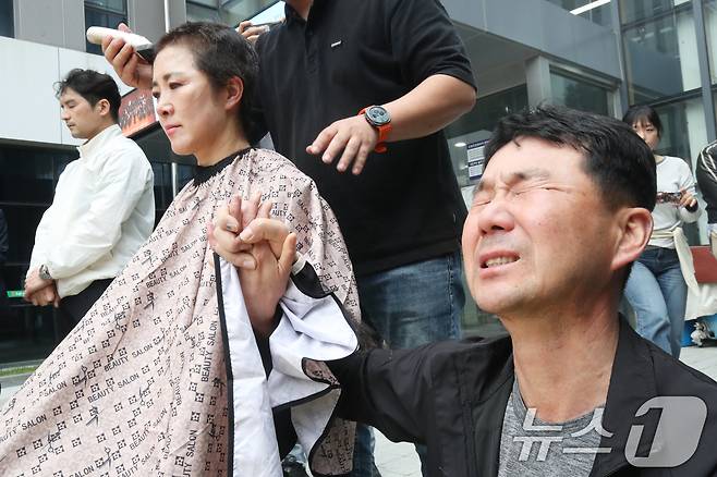 23일 오후 제주대학교 산학협력관 앞에서 미래융합대학 정상화와 성인학습자의 평생학습권 보장을 촉구하는 대학 소속 교수들의 삭발식이 열리고 있다. ⓒ News1 오현지 기자