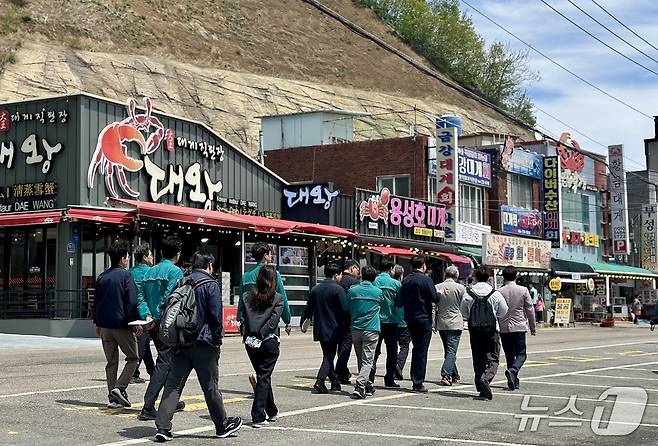 한산한 영덕 대게거리를 살펴보는 유인촌 문체부 장관 ⓒ News1 윤슬빈 기자