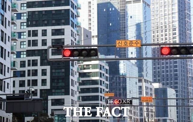 지방 건설산업은 업 영위를 위해 관내에서 이뤄지는 공공 발주 물량에 상당수 의지하고 있다. /임영무 기자