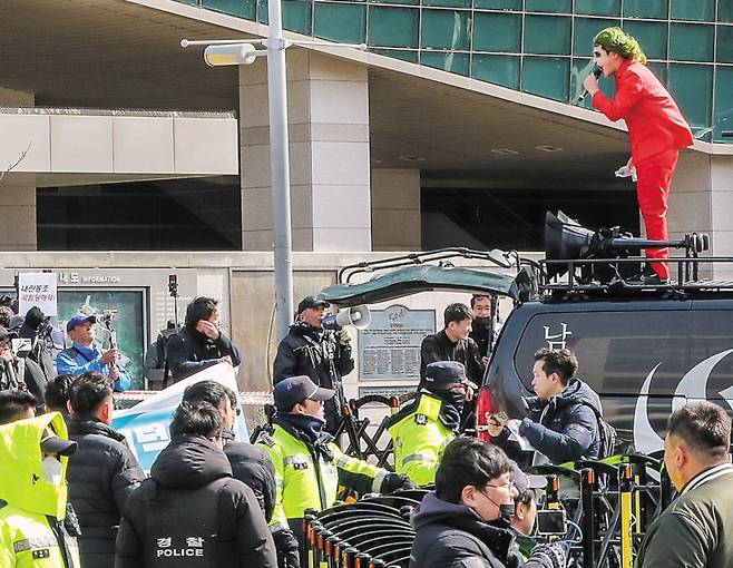 지난 3일 윤석열 대통령 탄핵 찬반 집회가 열린 서울 동작구 중앙대. 빨간색 옷을 입은 한 유튜버가 대형 확성기를 단 승합차 위에 올라가 소리치고 있다. /박성원 기자