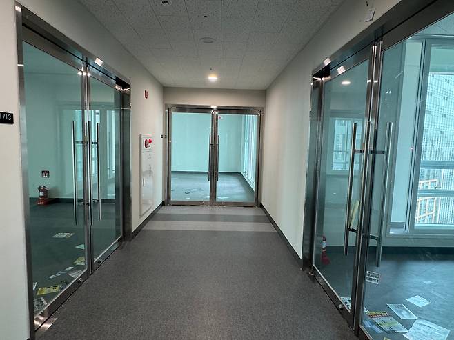 지난 16일 오전 11시 경기 고양시 덕은지구의 한 지식산업센터 17층 전경. 14실 모두 광고지들만 쌓인 채로 비어있다. /사진=박지윤기자