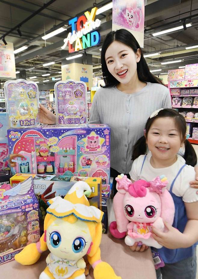 23일 모델들이 서울 등촌동 ‘홈플러스 메가 푸드 마켓 라이브 강서점’에서 어린이날 맞이 완구 행사 대표상품들을 소개하고 있다.ⓒ홈플러스