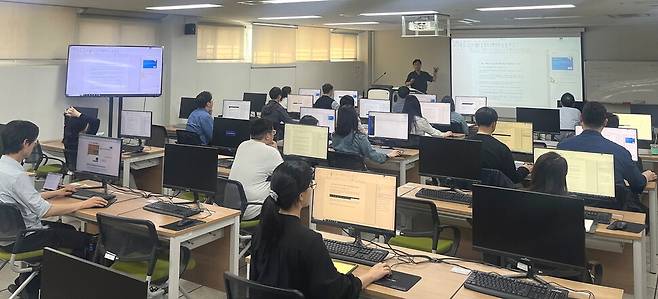 경남도청 인공지능 서비스 체험단이 검증에 앞서 지난 21일 사용법을 익히기 위한 교육을 받고 있다. 경남도 제공